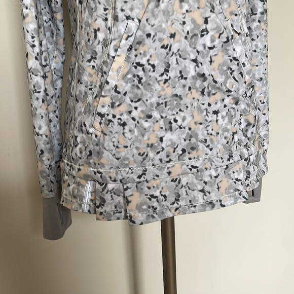 lululemon 🍋 1/4 zip pull over size 6, hood, pockets EUC - Picture 3 of 8